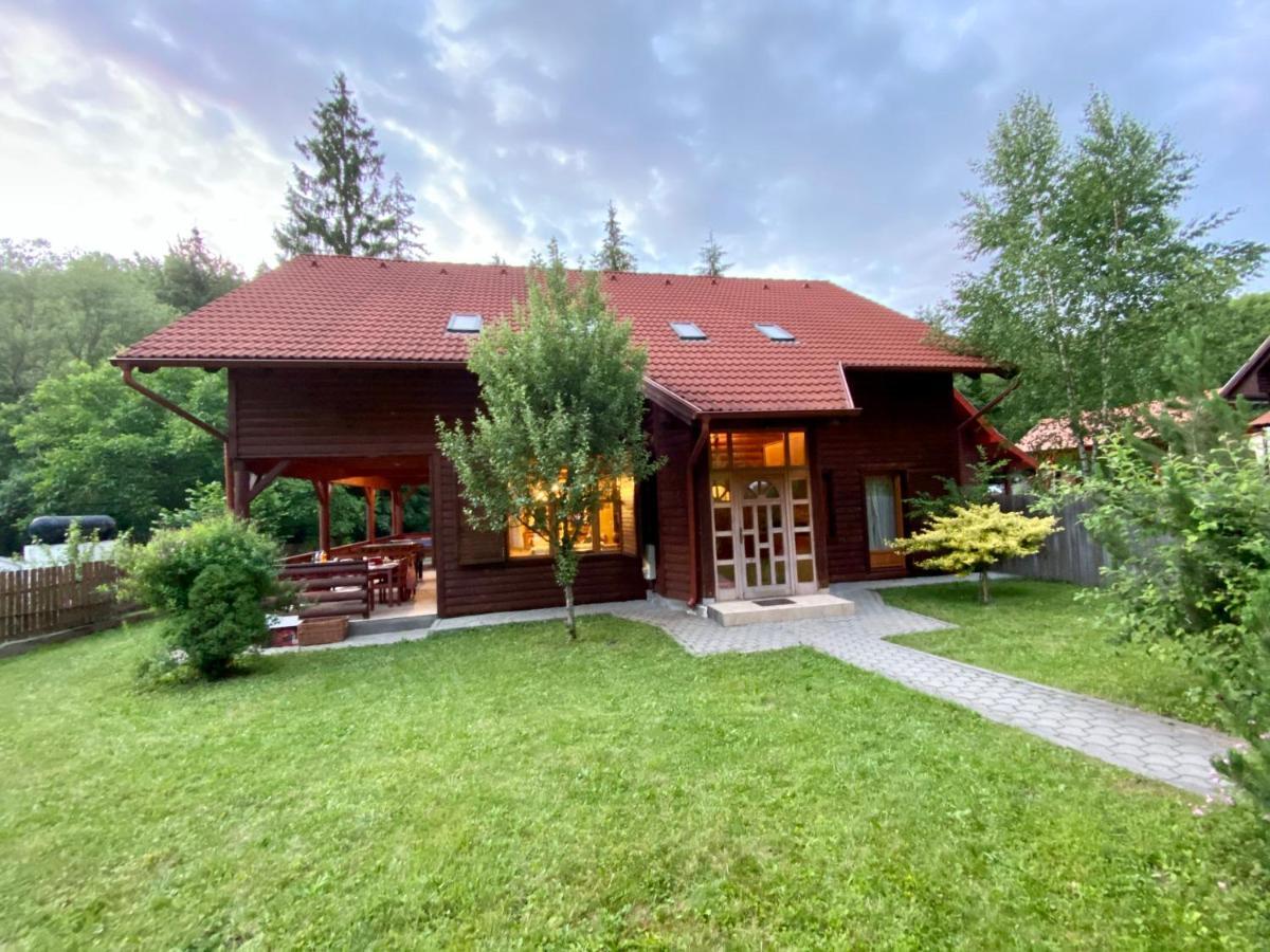 Platan Vendeghaz Villa Izvoare  Luaran gambar